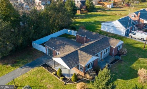 124 Millersville Rd, Lancaster PA  17603-4220 exterior