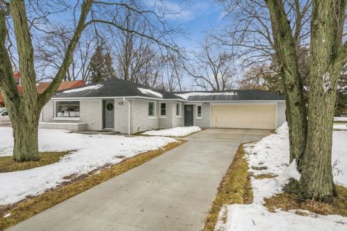 8944 Navajo Rd, Milwaukee, WI 53217-1746
