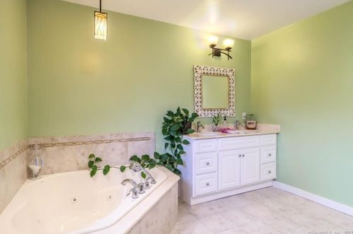 4 Pond View Dr, Brookfield Center CT  06804-3427 exterior