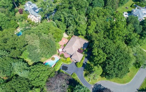 25 Horseshoe Rd, Westbury, NY 11568-1144