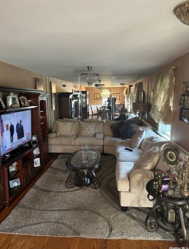 130 Concord St, Westbury, NY 11590-2923