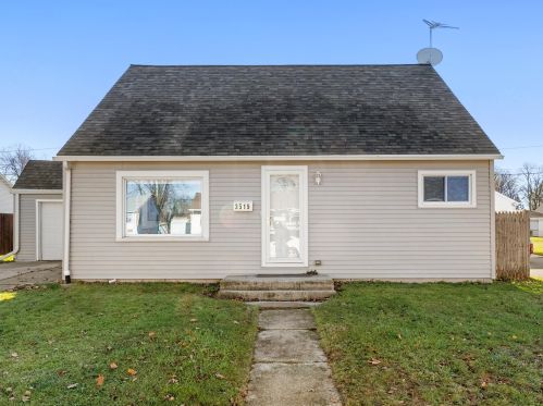 3519 Macarthur Dr, Manitowoc, WI 54220-4229