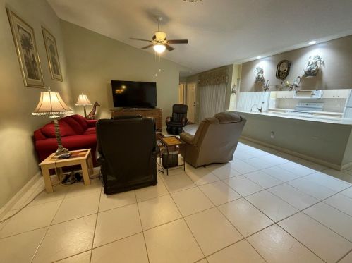 2504 Appleton Ct, West Palm Beach, FL 33403-1185