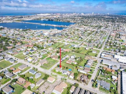 2202 67 St, Galveston TX 77551-1583 exterior