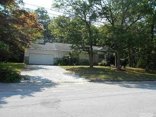 14 Garden Ln, Yaphank, NY 11980-1102