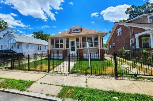 240 Gallatin St, Providence, RI 02907-2633