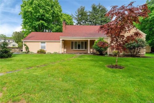 35 Stephen Dr, Pleasantville, NY 10570-1836