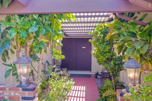 5621 Laramie Way, San Diego, CA 92120-1423