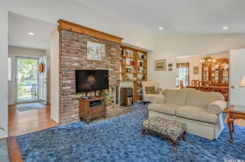 14 Oakledge Dr, Elwood NY  11731-3718 exterior