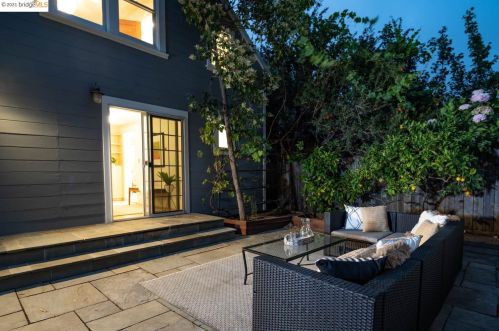 5766 Ayala Ave, Oakland CA 94609-1742 exterior