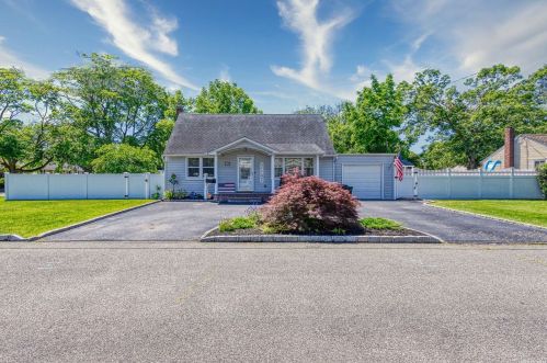 14 Cheyenne Dr, Bayshore, NY 11706-4906