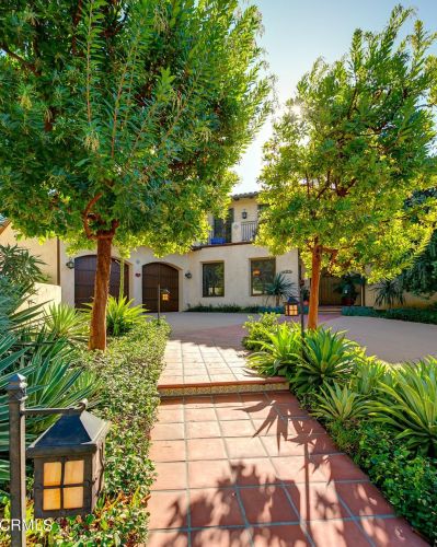 5320 Ivafern Ln, La Canada, CA 91011-2811
