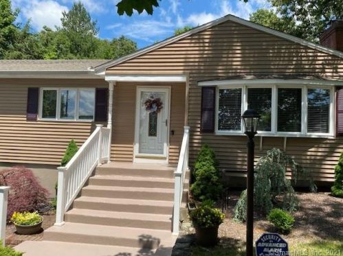27 Bridgeview Rd, North Haven, CT 06473-3308