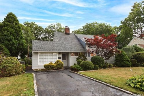 184 Choir Ln, Westbury, NY 11590-5733