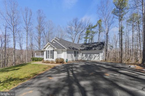25 Countryside Dr, Fredericksburg VA  22406-4142 exterior
