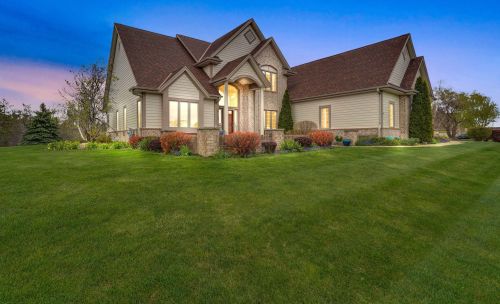 5785 Stefanie Way, Caledonia, WI 53108-9561