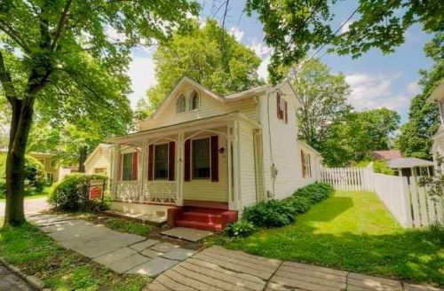 24 Center St, Rhinebeck, NY 12572-1519