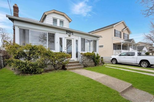 2471 Bellaire St, North Wantagh, NY 11793-4507