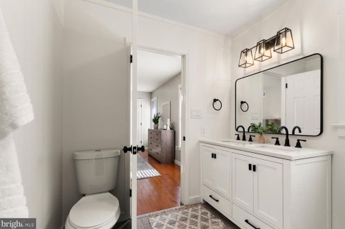 2146 Stonecrest Dr, Lancaster PA  17601-5437 exterior