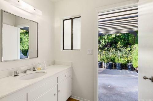 5242 Amestoy Ave, Van Nuys CA 91406-2112 exterior