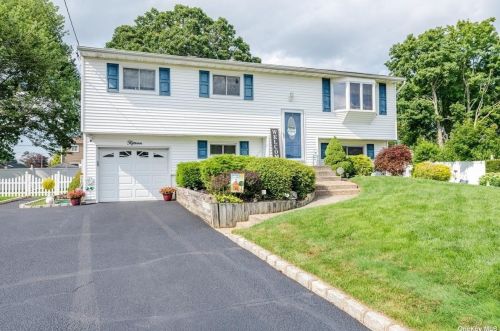 15 Lou Ct, Holbrook, NY 11741-5808