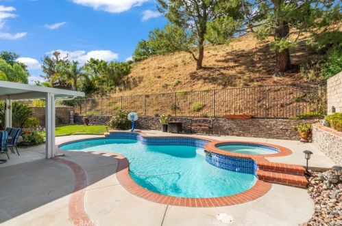 22549 Barcotta Dr, Santa Clarita, CA 91350-1300