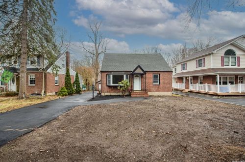245 Vernon Valley Rd, Northport, NY 11768-3217