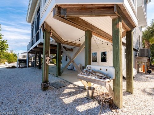 5690 Pne Tree Dr, Sanibel FL 33957-2304 exterior