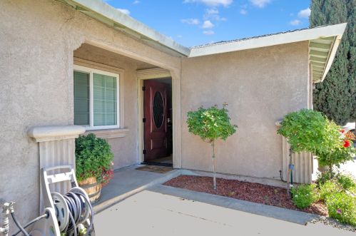 820 East Ave, Livingston, CA 95334-1823