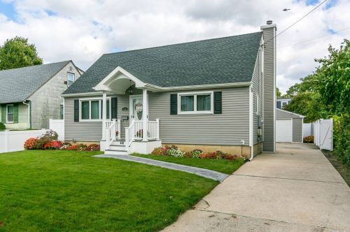 440 7th St, North Lindenhurst, NY 11757-4645
