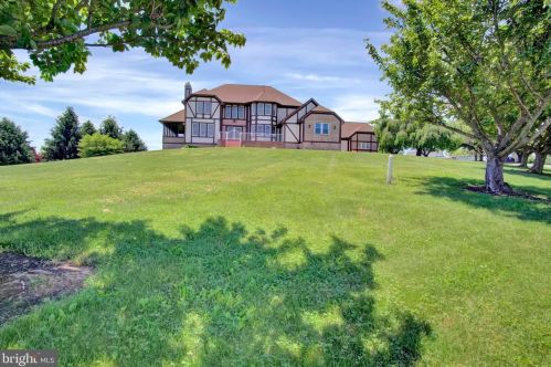 11 Thrush Dr, Carlisle PA  17015-7653 exterior