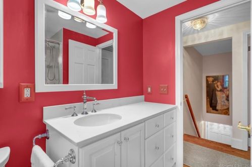43 Walnut Ln, Northford CT  06472-1128 exterior