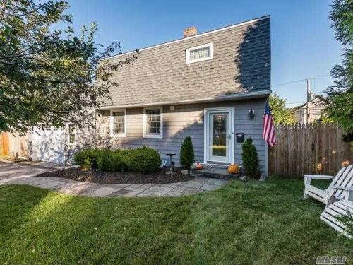 43 Earl St, Westbury, NY 11590-2924