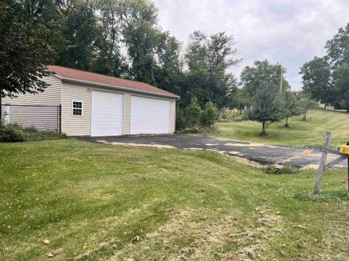 1211 Cooper Dr, Edgerton, WI 53534-9068
