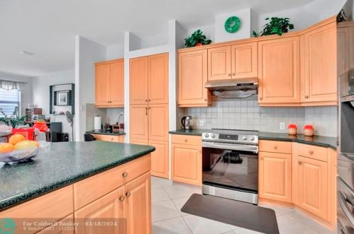 5098 168 Ave, Hollywood FL  33027-4913 exterior