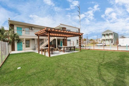 2825 Ball St, Galveston, TX 77550-2134