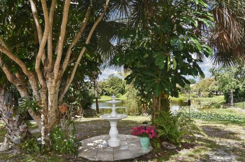 1097 Alhambra Cir, Naples FL 34103-3287 exterior