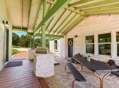 550 Hillview Cir, Mount Sharp, TX 78620-3373