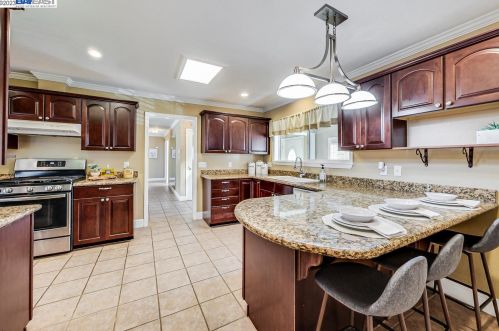 1866 Grove Way, Hayward, CA 94546-6826