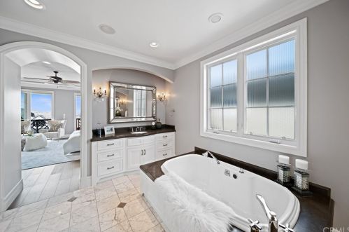 920 Kings Rd, Newport Beach CA  92663-5718 exterior