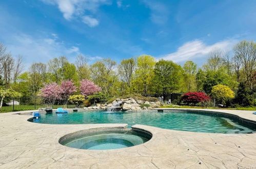 35 Constitution Ct, Tuxedo Park, NY 10987-4767