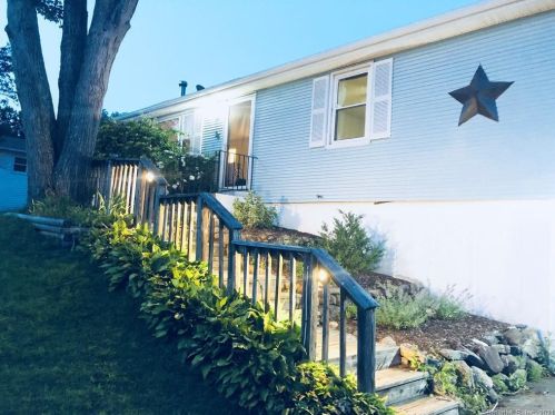 96 Greenview Dr, Waterbury, CT 06708-3908
