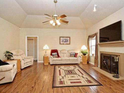 400 Dove Hollow Dr, Uhland, TX 78640-9286