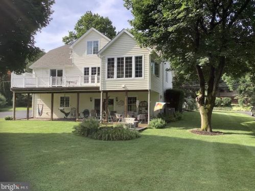 9749 Newtown Rd, Breinigsville, PA 18031-1812