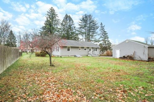 25 Primrose Dr, Bridgeport, CT 06611-5042