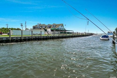 42 Bay Ave, Amityville, NY 11701-4215