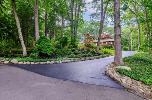 5 White Oak Ln, Northport, NY 11768-3469