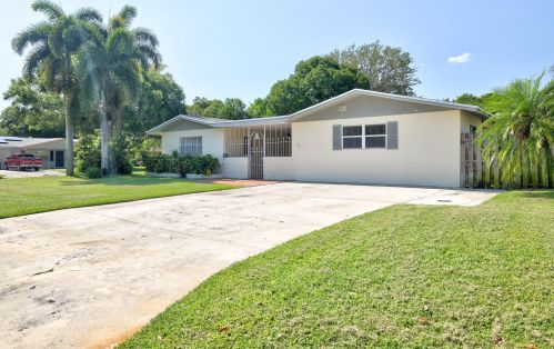 2401 Holiday Ct, Fort Pierce, FL 34982-5613