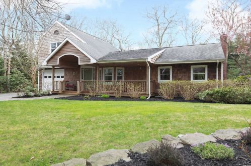563 Montauk Hwy, West Hampton Beach, NY 11978-1802