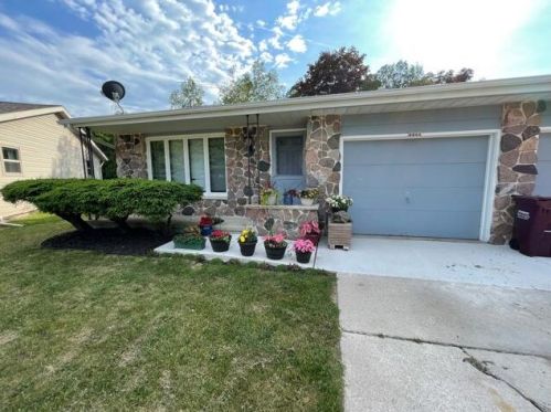 4442 Just Ct, Manitowoc, WI 54220-1513